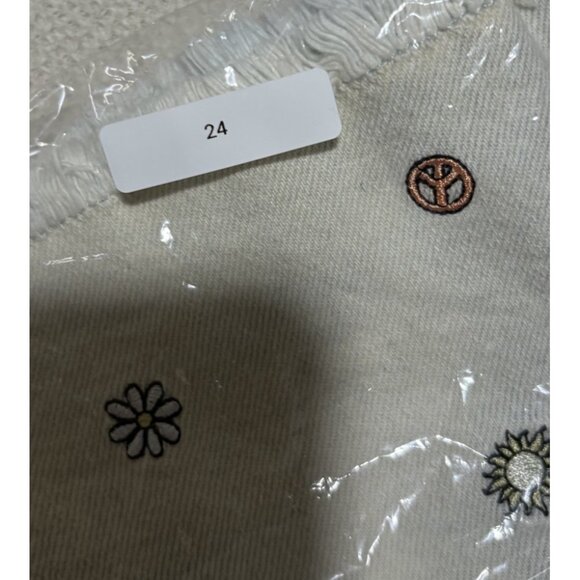 Art Class Girl's Mid Rise Light Wash Embroidered Cut Off Jean Shorts Size L 1012 - Picture 11 of 11